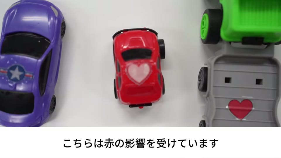 紫のミニカーに貼った星のデカールと、赤いミニカーに貼ったハートのデカール。下地の色が透けてデカールの色が変わって見える