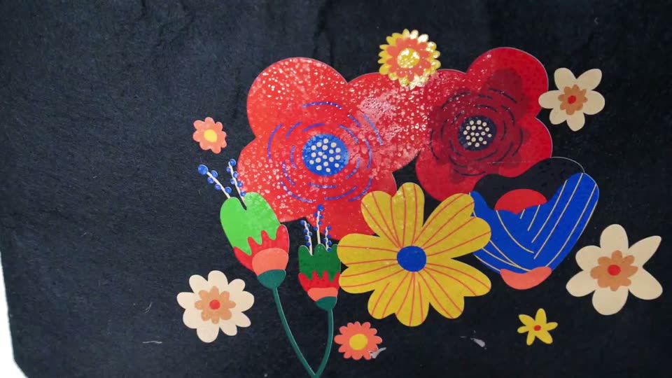 紺のフェルトバッグに家庭用アイロンで転写した花のイラストのアップ