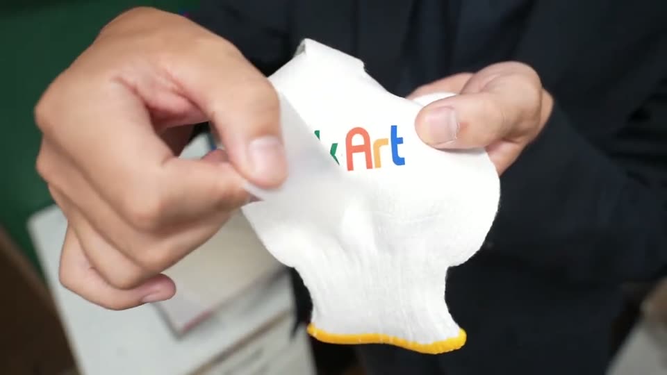 白い軍手の甲にフルカラーでQuickArtのロゴがプリントされている様子