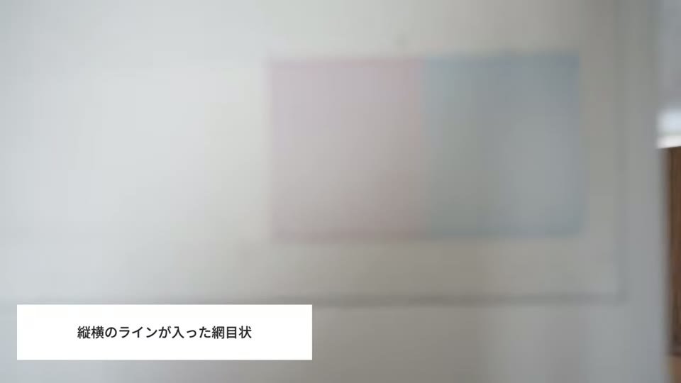 クリーニング後に印刷した白インクに、縦横のラインが入った網目状のかすれが見える様子