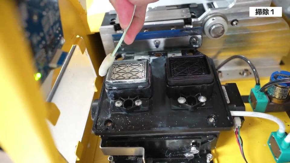 P300Sのインクキャップを綿棒で掃除している様子