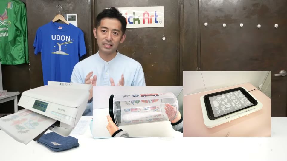 小型DTFプリンターの横に、フィルムを印刷するプリンター、パウダーをつけるケース、ホットプレートの写真を並べて作業の流れを紹介している画面