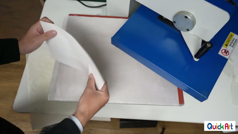 糊のシートを重ねてプレスする