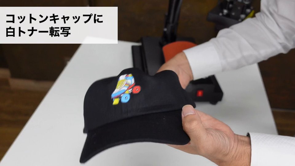 黒いコットンキャップにフルカラーのローラースケートのイラストが白トナー転写されている