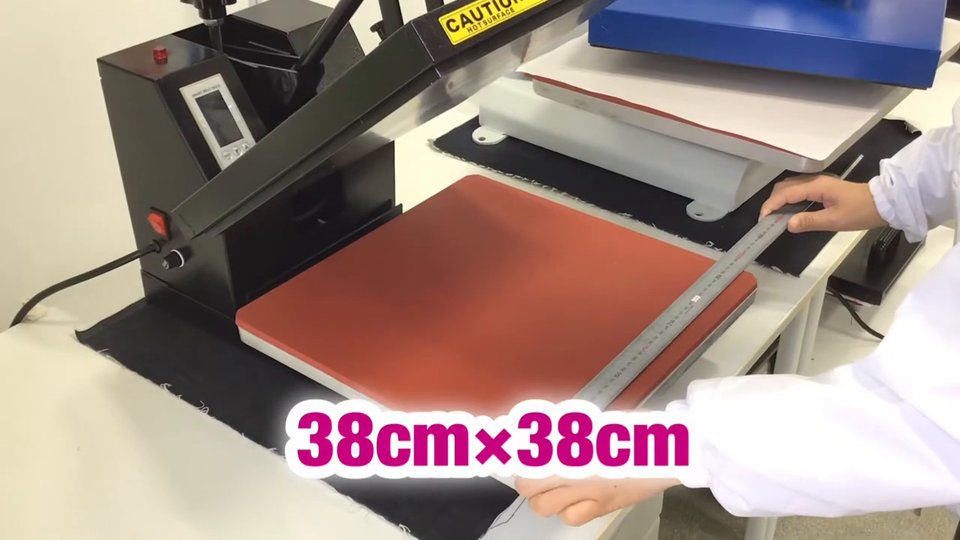 金属の定規で下ゴテを測り、38cm×38cmであることを示している