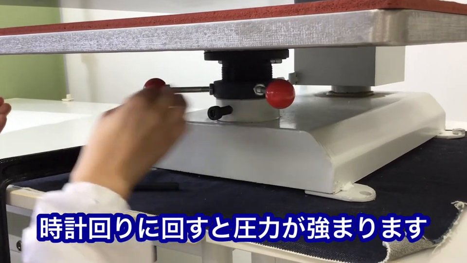 下ゴテの下にある圧力調整ハンドル。時計回りに回すと圧力が強まります