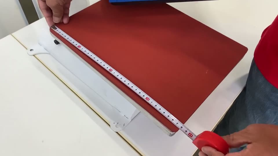 作業台の奥行き38cmをメジャーで測る