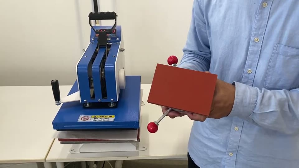 交換用の小さな下ゴテを持つ様子