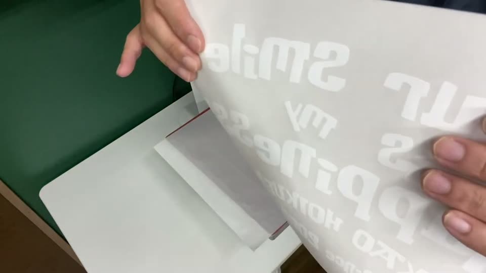 120度20秒表裏でプレスしたシートを剥がしているところ。余白に糊がほとんど付いていない