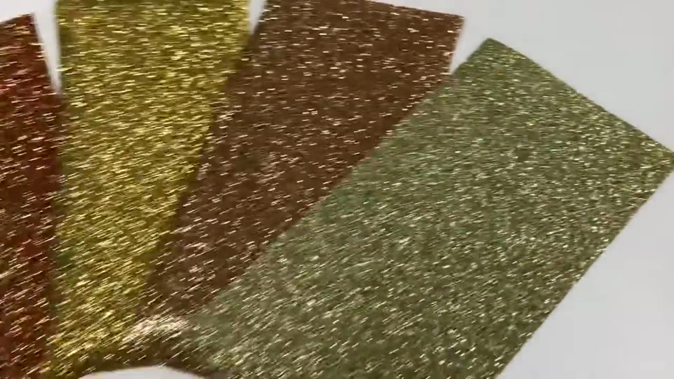 ゴールド系のアイロンラメシートを数枚、扇形に並べたところ