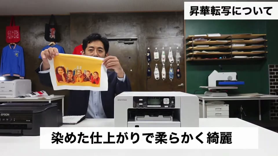 昇華転写したポリエステル生地を見せるクイックアートの飛山