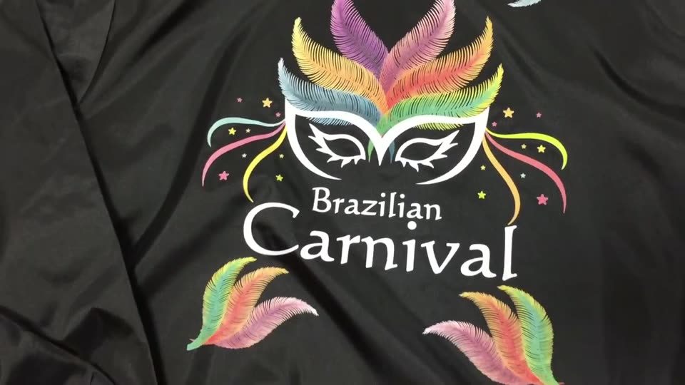 黒のナイロンジャンパーの背中にプリントした、カラフルな羽根の仮面とBrazilian Carnivalの文字