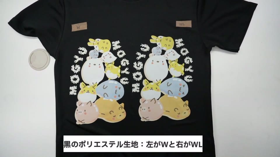 黒いポリエステル生地に同じイラストを左はタイプW、右はタイプWLでプリントした比較