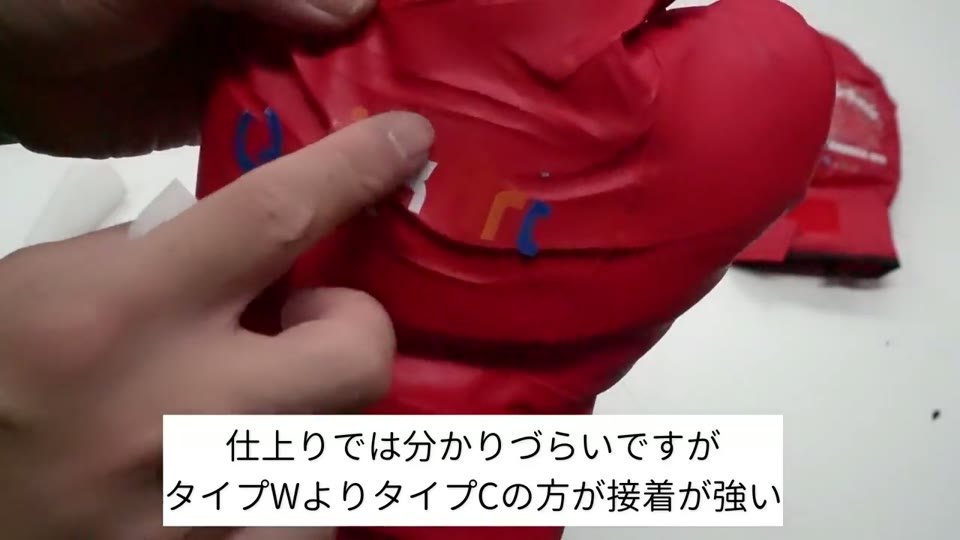 赤いボクシンググローブに白トナーのType-Cで転写したQuickArtの文字を指さしている様子