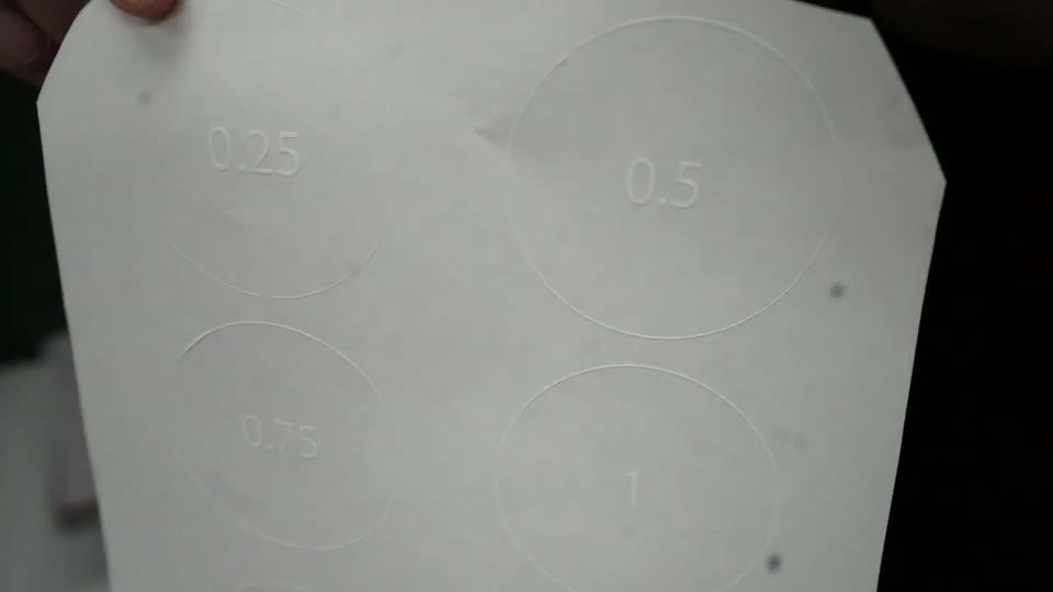 白トナーで印刷した抜ける転写紙の糊面に、0.25mmと0.5mmの円の線がうっすら見える様子
