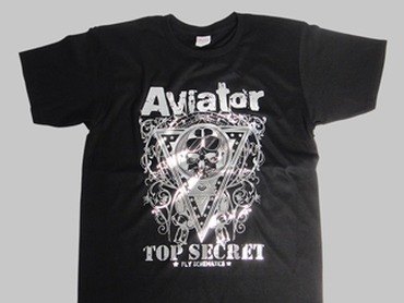 メタリック加工でプリントした黒Tシャツ