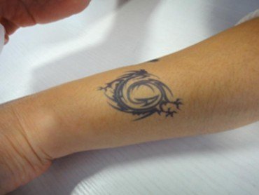 抜けるTattooシールを腕に貼ったところ