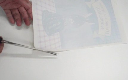 ハサミで4辺をカットする