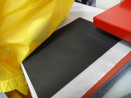 生地にタイプWで作ったマークをプリント　裏から見た所