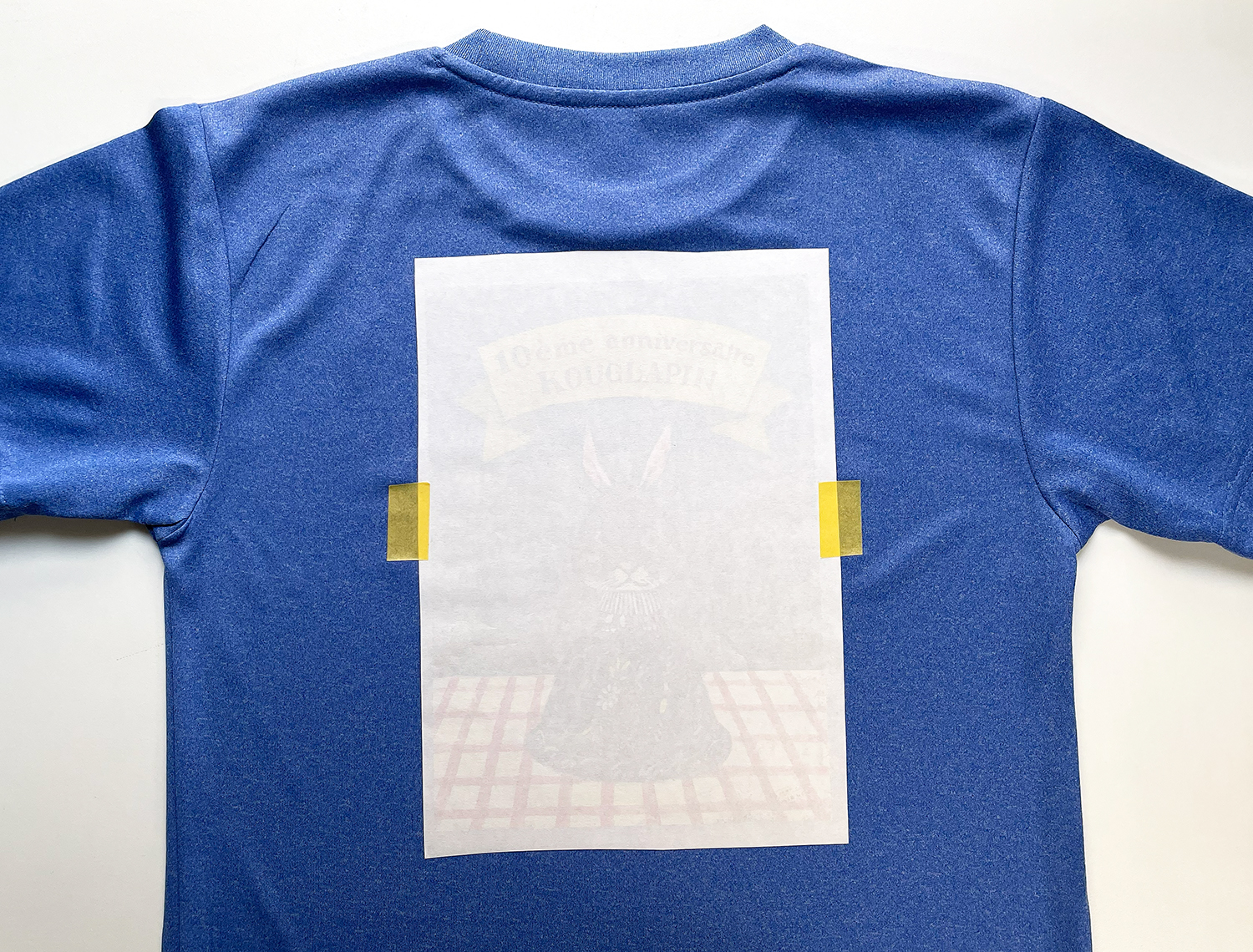 3Mテープで転写紙をTシャツに固定